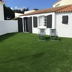 Villa Face à La *